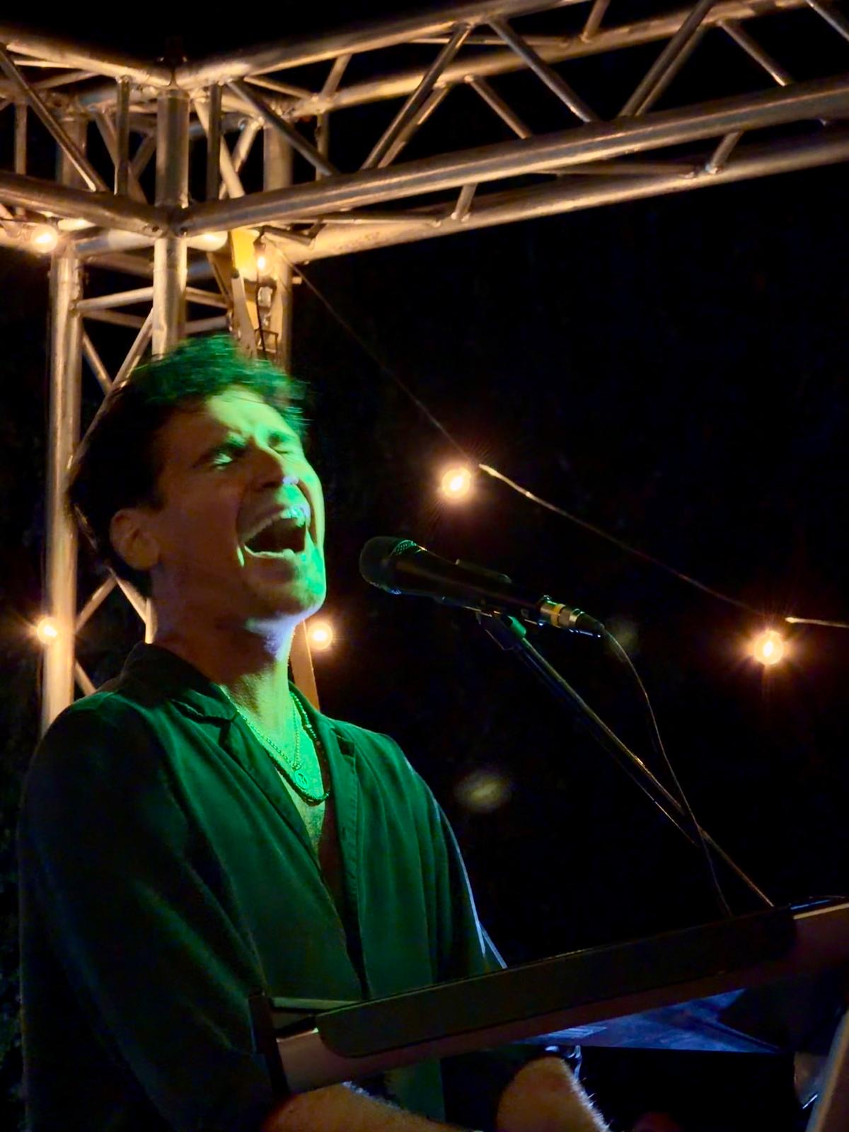 Salvatore De Concilis singing and playing keyboards live
